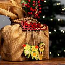 Load image into Gallery viewer, HONU FAMILY DAD - MINI ORNAMENT
