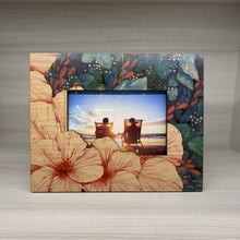 Load image into Gallery viewer, BLOOM CUTOUT DETAIL 4X6 PICTURE FRAME
